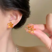 清涼感あるフラワーデザインのイヤリング【シンプル・コーディネートしやすい】