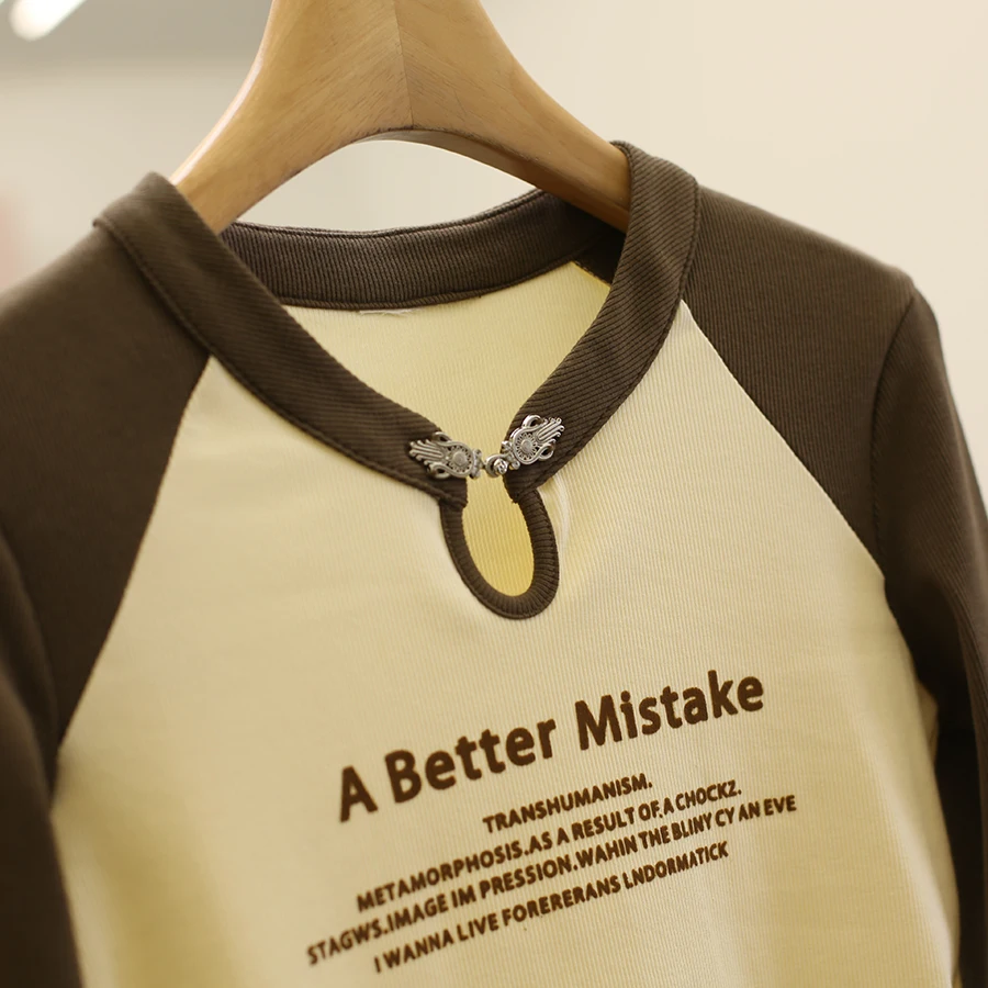 シンプルなロゴデザインのコントラストカラー長袖Tシャツ：通勤風のスリムフィットスタイルを実現