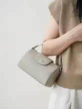 上質な牛皮製ボストンバッグ【シンプルデザイン・ショルダー・ハンドル付き・円筒型】