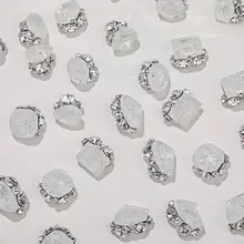 ホワイトアイスフラワーデザインのネイルデコレーション【氷割れ模様・ダイヤモンド風装飾・長方形デザイン】
