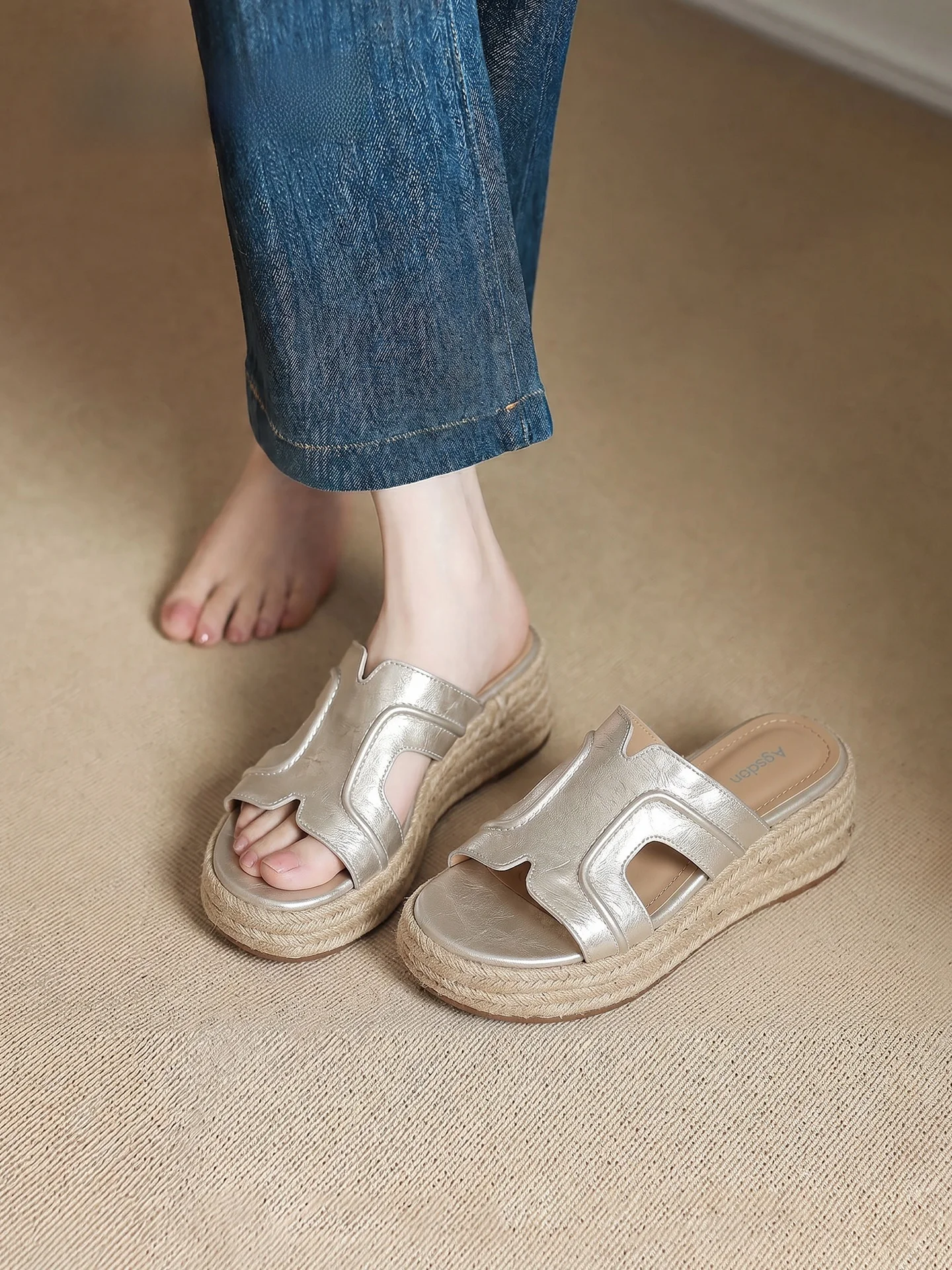 tストラップシューズとは？厚底デザインの女性用サンダルの実用性とスペック解説