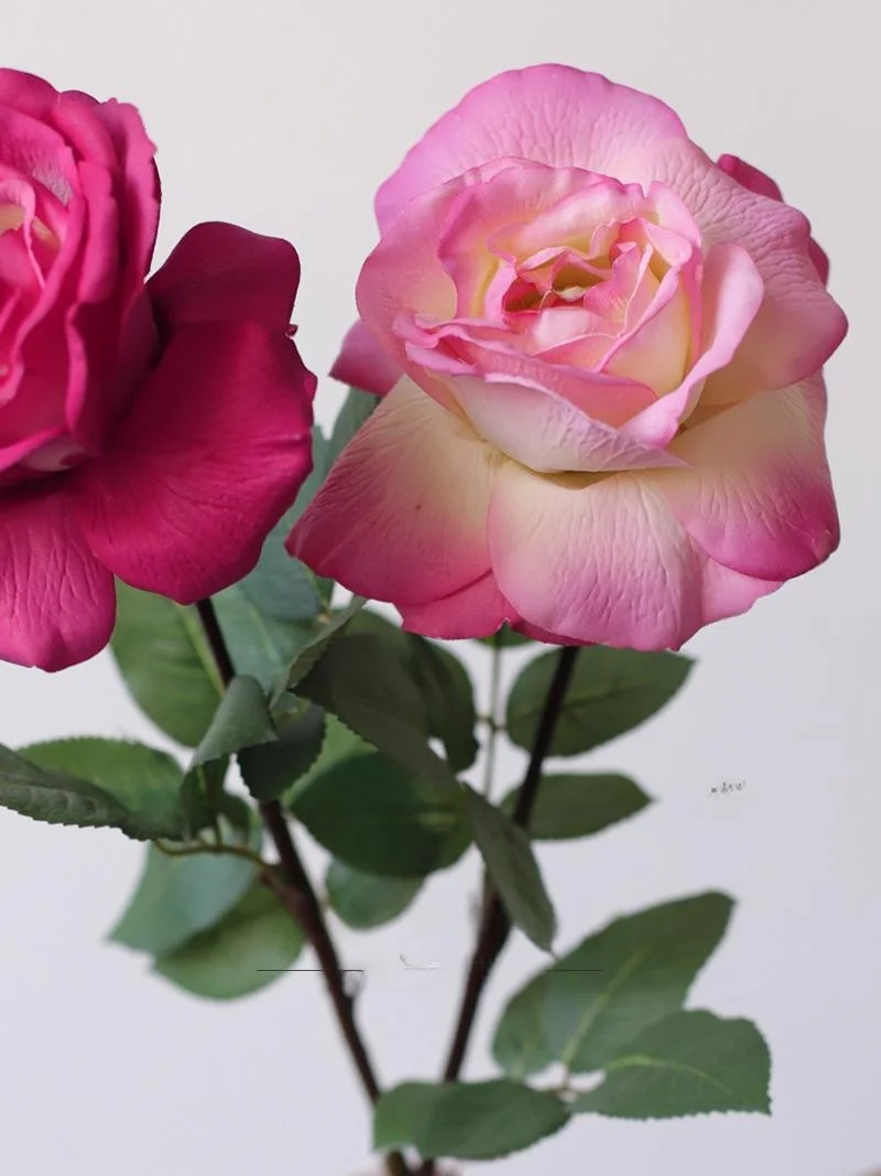 微光を放つローズの造花：花留め代用としての実用性とシーン別適用