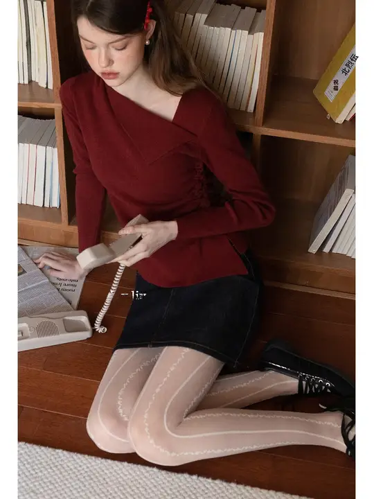 斜めネックデザインの抽绳入り長袖ニットトップス【シルエットを引き立てる・ウエストを絞ったデザイン・レッド】