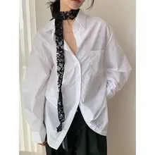 デザイン性のあるホワイトのルーズシャツ【不規則な裾・透け感あり】