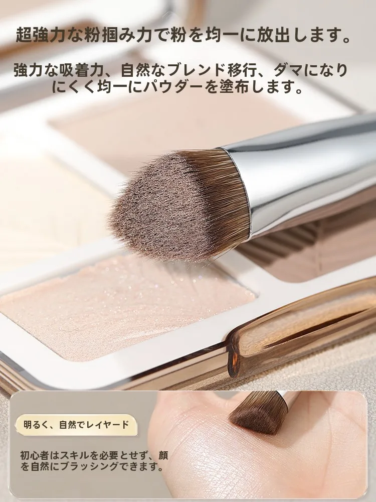 おでこにツヤとハイライトを出すには、この1つのブラシが鍵！