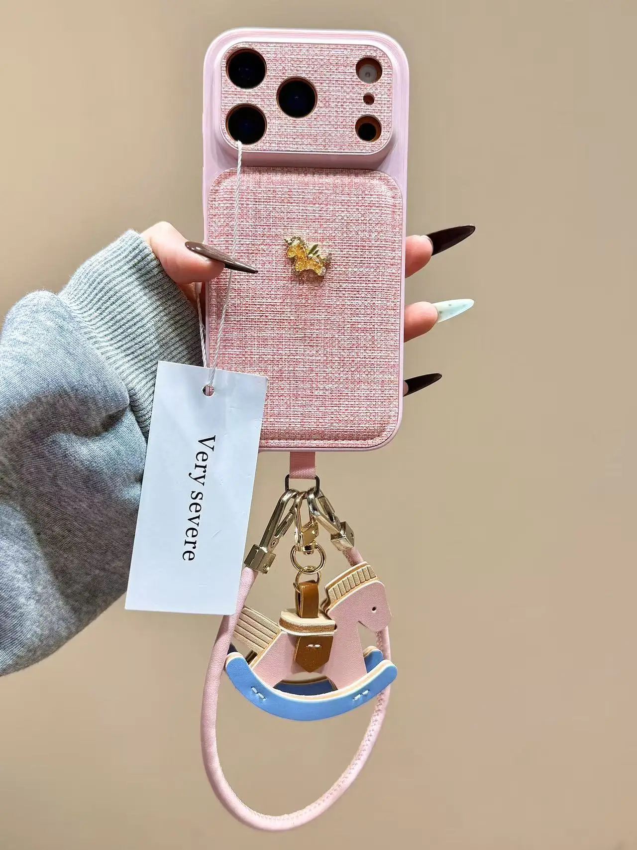 iPhone14手帳型ケースは本当に必要？それともスタイリッシュなストラップケースがベストなの？
