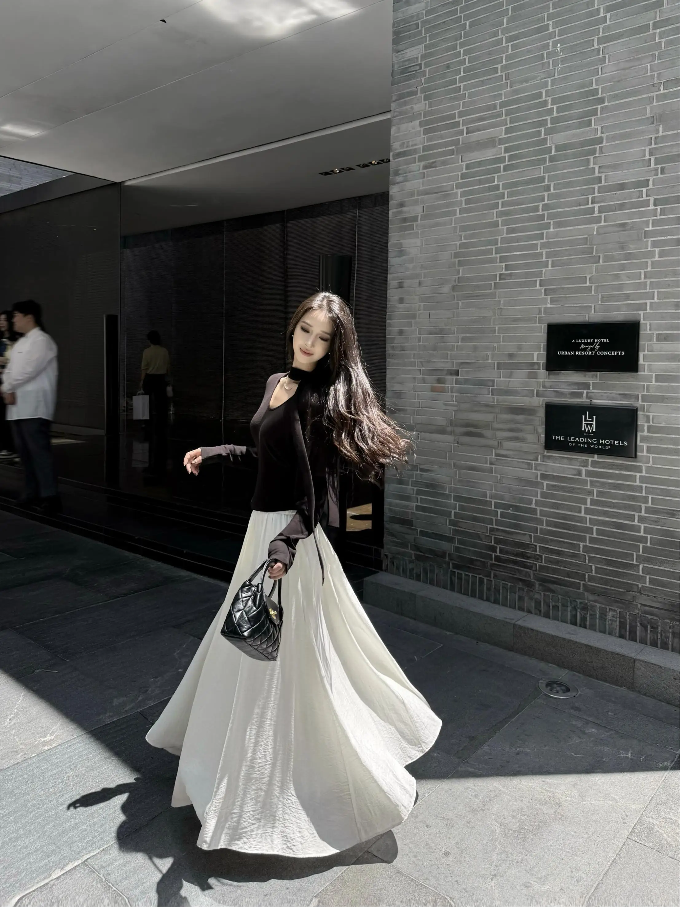 黒セーターVネック：感漂うVネックニットシャツの実用性と着用シーン
