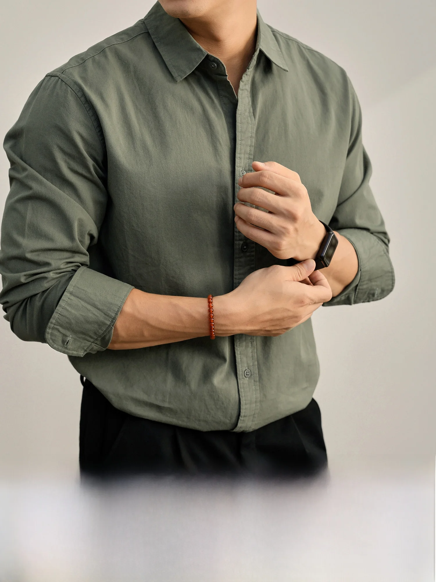 40代から50代にかけて着るシャツは、どんな色と素材が最適なのか？