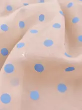 柔らかく透け感のある 肌色ベースのブルー天絲麻ドット柄生地【春夏用】