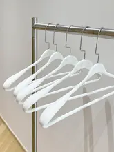 幅広肩設計のプラスチック製ハンガー【滑り止め機能・スーツ用・乾湿兼用】