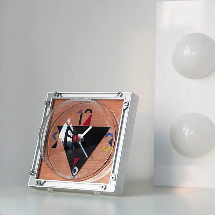 静音型のレトロデザイン バウハウススタイルのテーブルクロック【おしゃれなインテリア・リビング用】