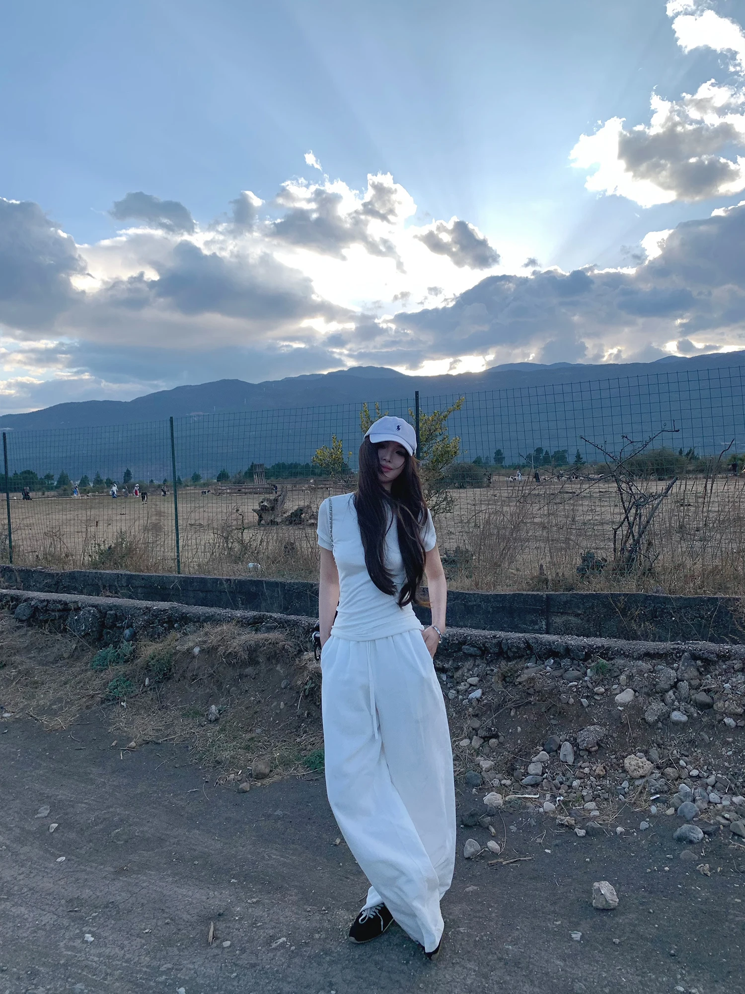 大人向けTシャツリメイクワンピースはどう選ぶ？人魚ラインとアシンメトリックデザインが話題のアイテムを徹底解説