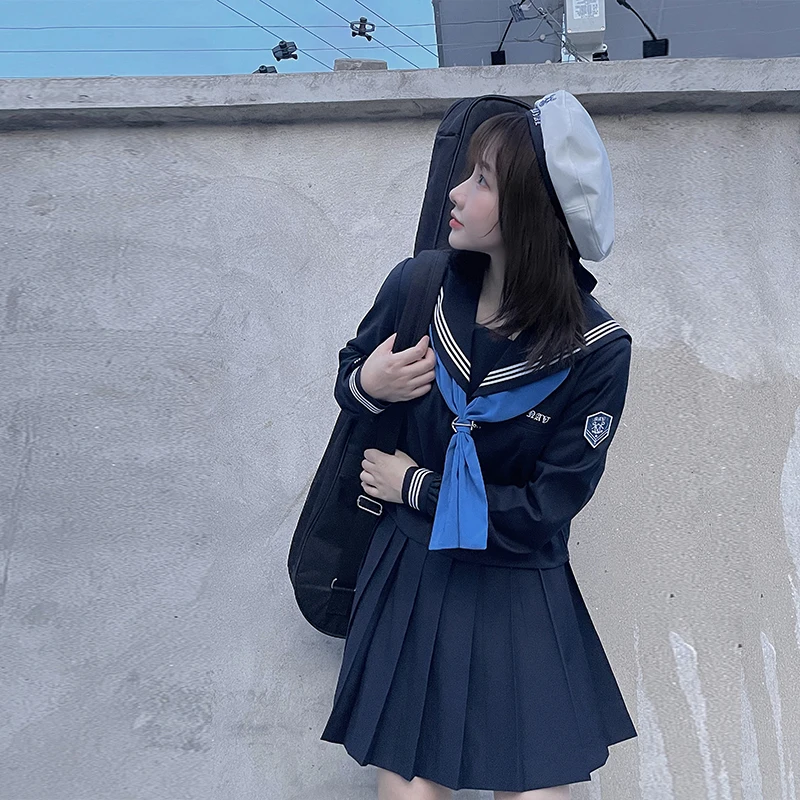 セーラーカラーで失敗しないファッションは？