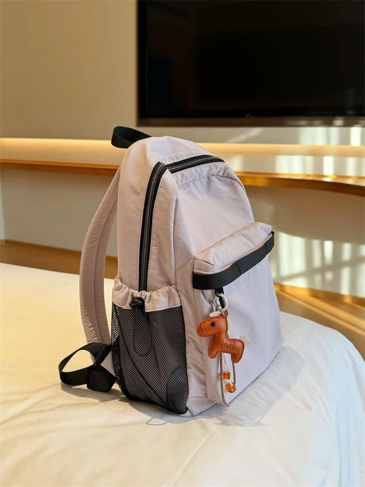 シンプルデザインの軽量マザーズリュックサック：3泊4日旅行向けの機能性とファッションバランス