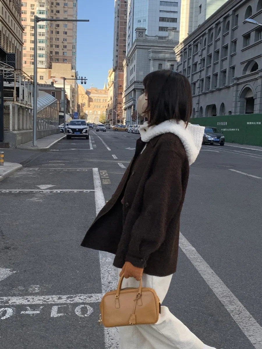 可愛いテディベアボタン付きニット帽：女性向けソフトタイプの秋のスタイリングガイド