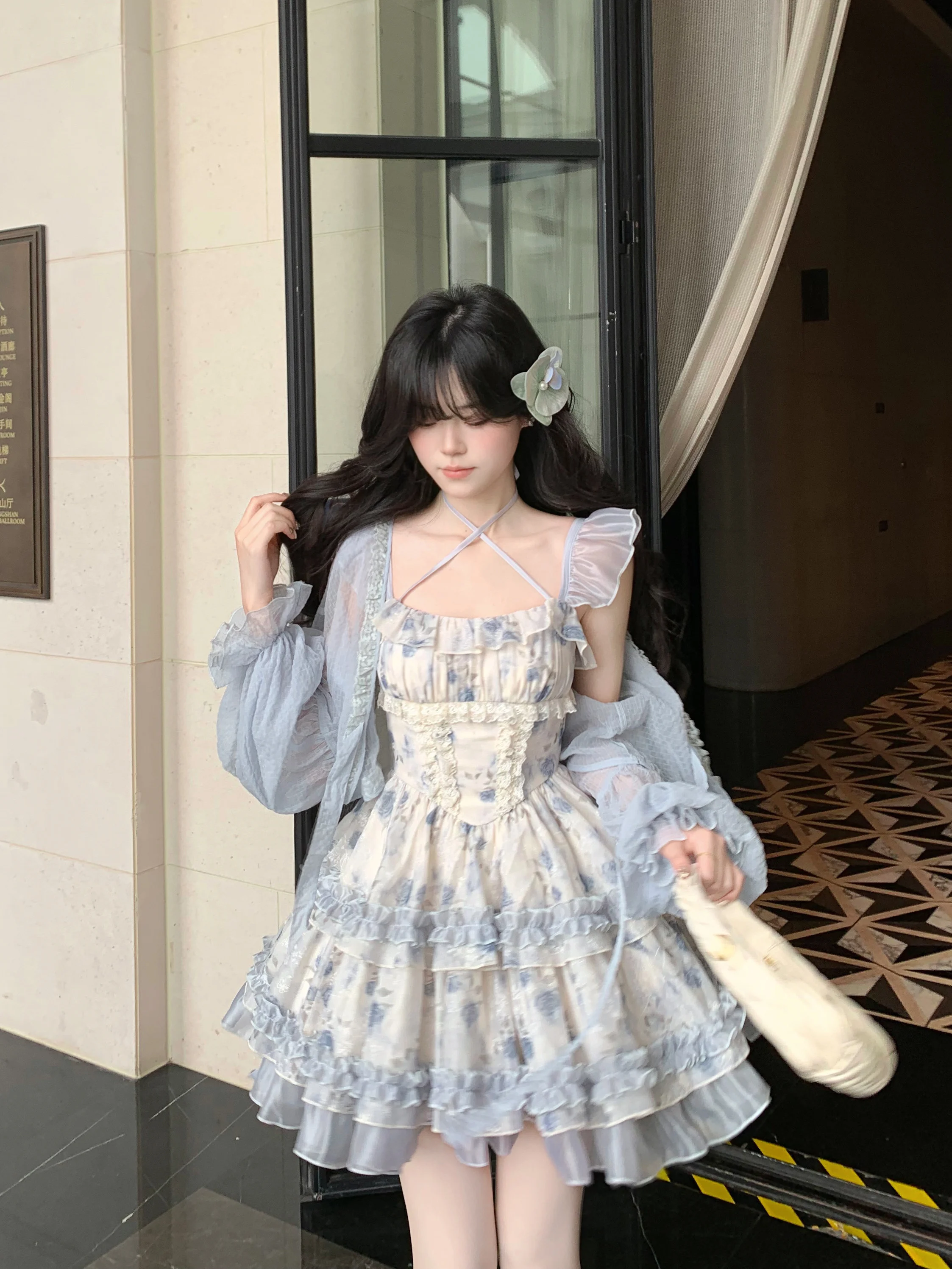 爽やかな花柄のプリンセスドレス：小飛袖・リボンデザインでデートシーンに最適な着用法