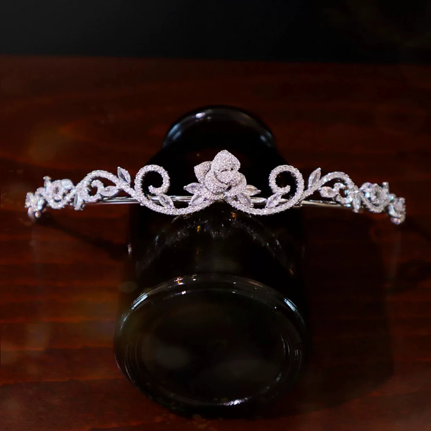 ゴールド ヘッドドレス はどのようなもの？華やかでエレガントなロージー花飾り付きジルコニアクラウンの実際の使い方と特性