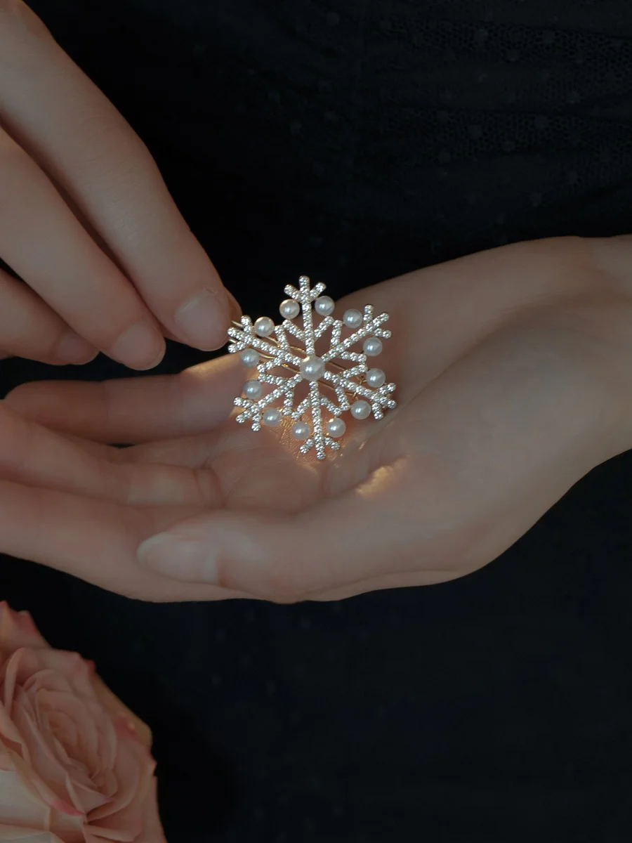 雪の結晶デザインバレッタ：フランス風サイドクリップの実用性と使い方