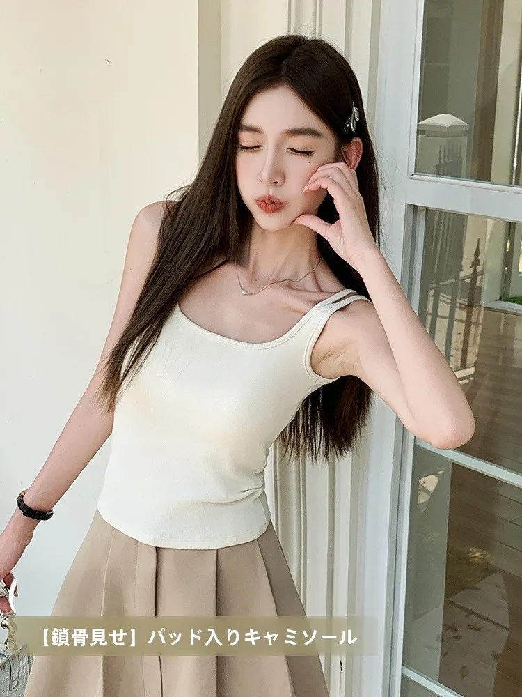 白色キャミソール：透けにくい素材と美背デザインで夏のインナーを実現