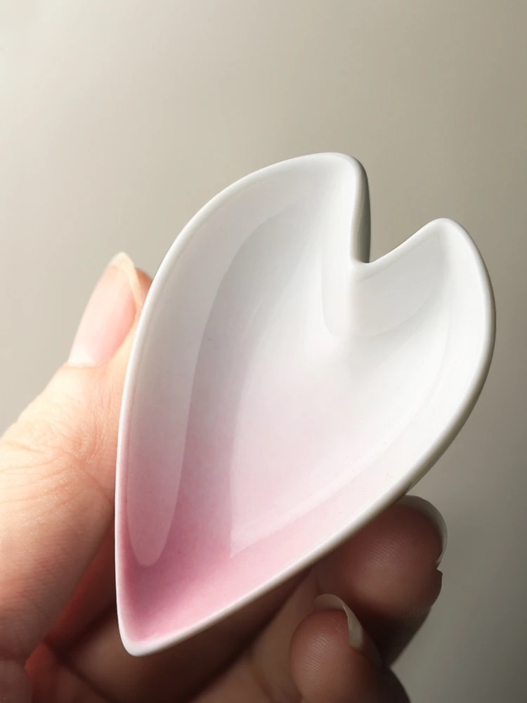 夏の箸置きに何を選ぶべき？花びらデザインの陶器製箸置きがなぜ人気なのか