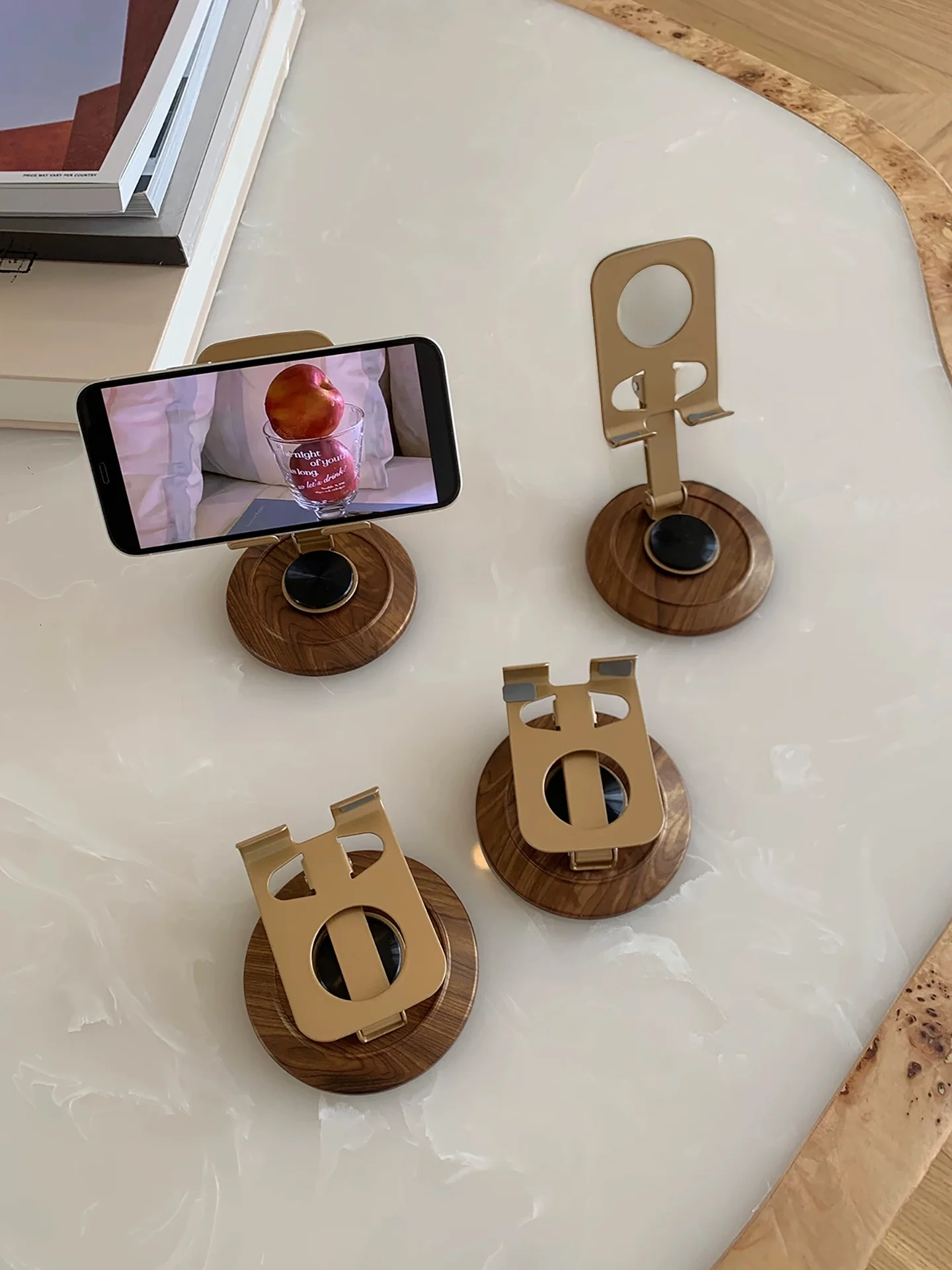 高級感ある金属製レトロスマホスタンド：360度回転でデスクでの動画視聴を最適化