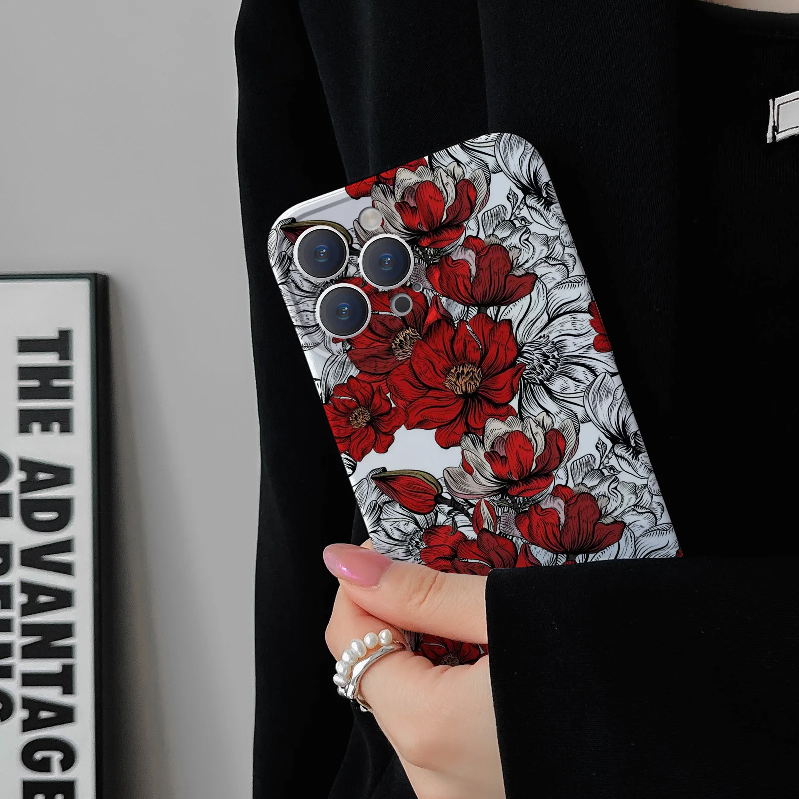 スマホケース チューリップ どう選ぶ？赤と白の花柄がもたらす、心に響く日常の美しさとは