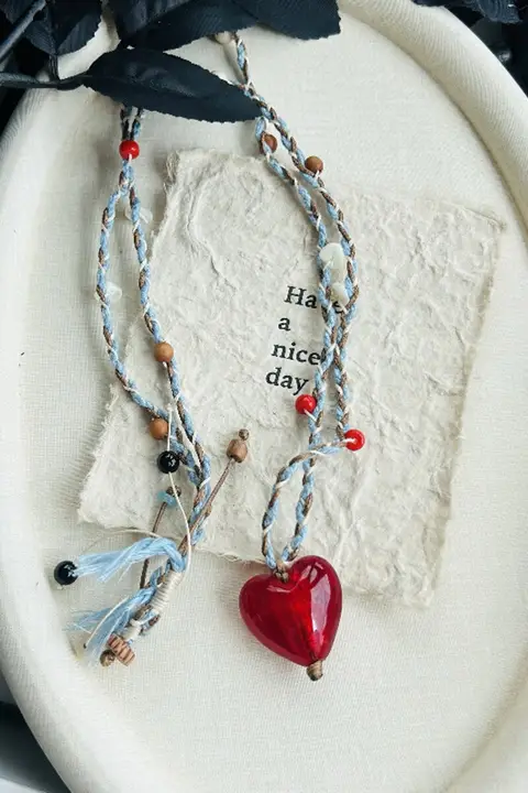 ハンドメイドの長いカラフルな編み込みハートネックレス【ビーズ装飾・コットンロープ・レトロデザイン】