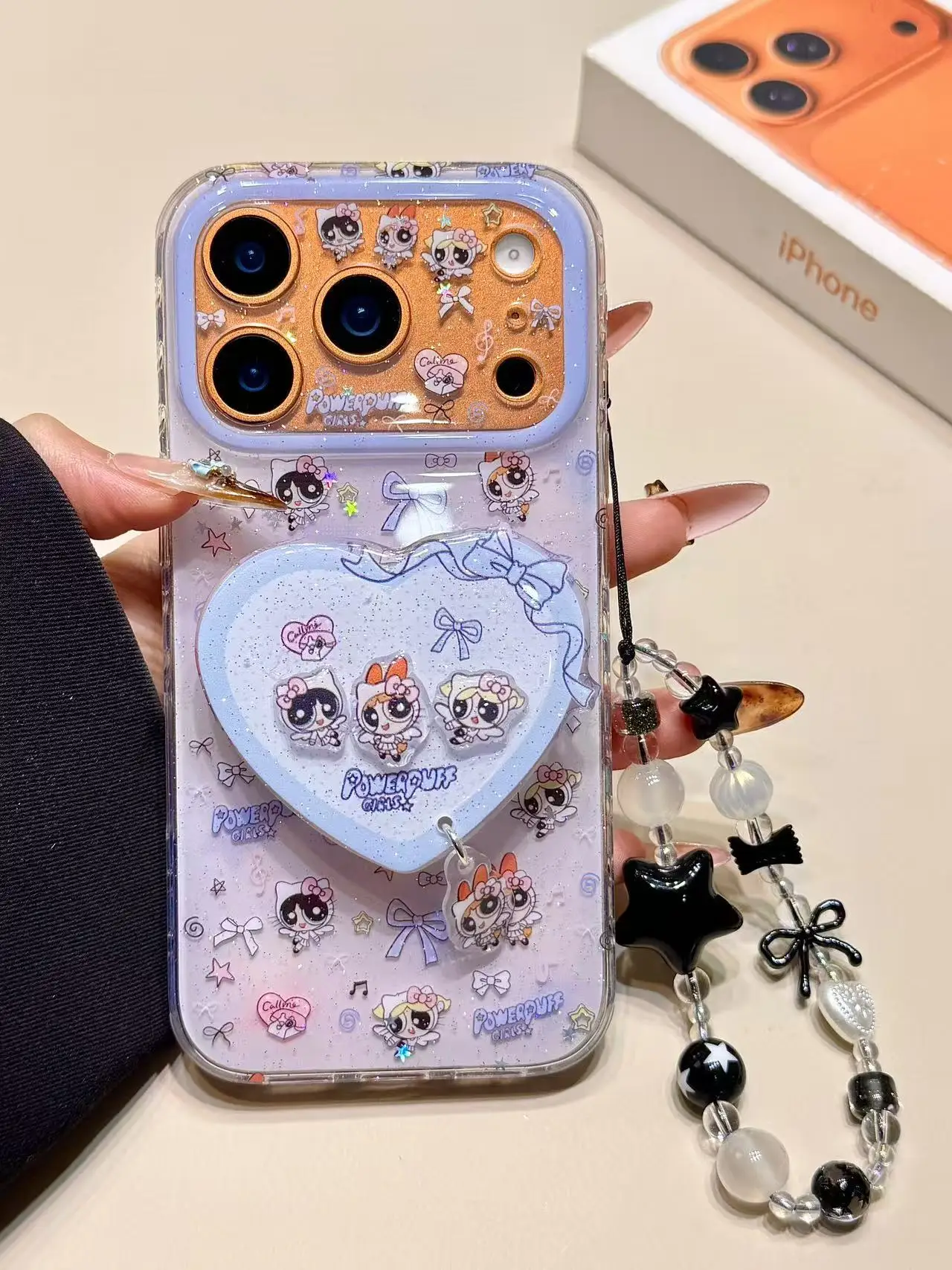 ポップキャラクターをどう選ぶ？iPhoneケースに込められた、日常の小さな幸せとは