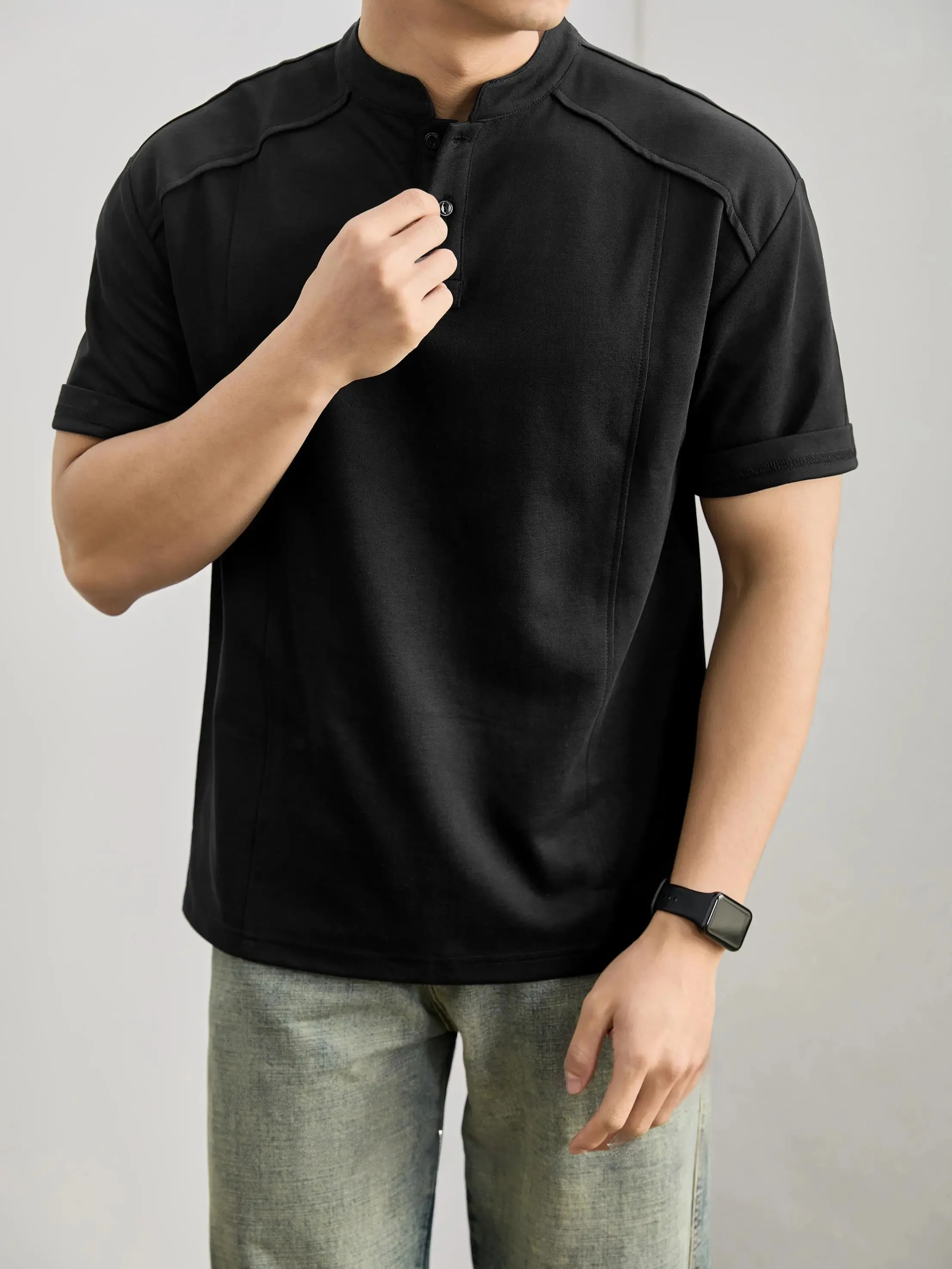 短髪の男性が毎日着るTシャツは、本当にこれで決まる？