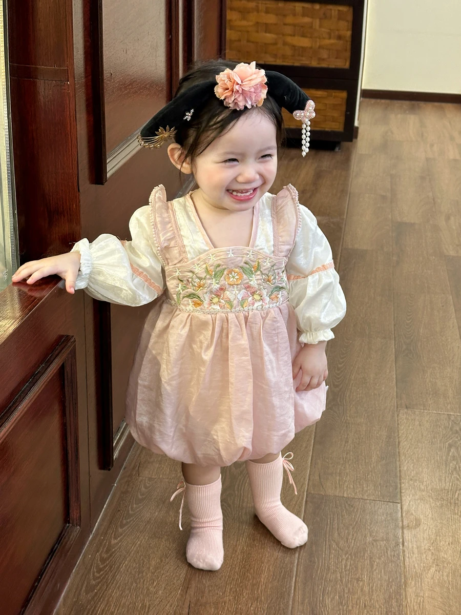 1歳誕生日の祖父母に贈る服は、華やかさと温かみのバランスが鍵です！