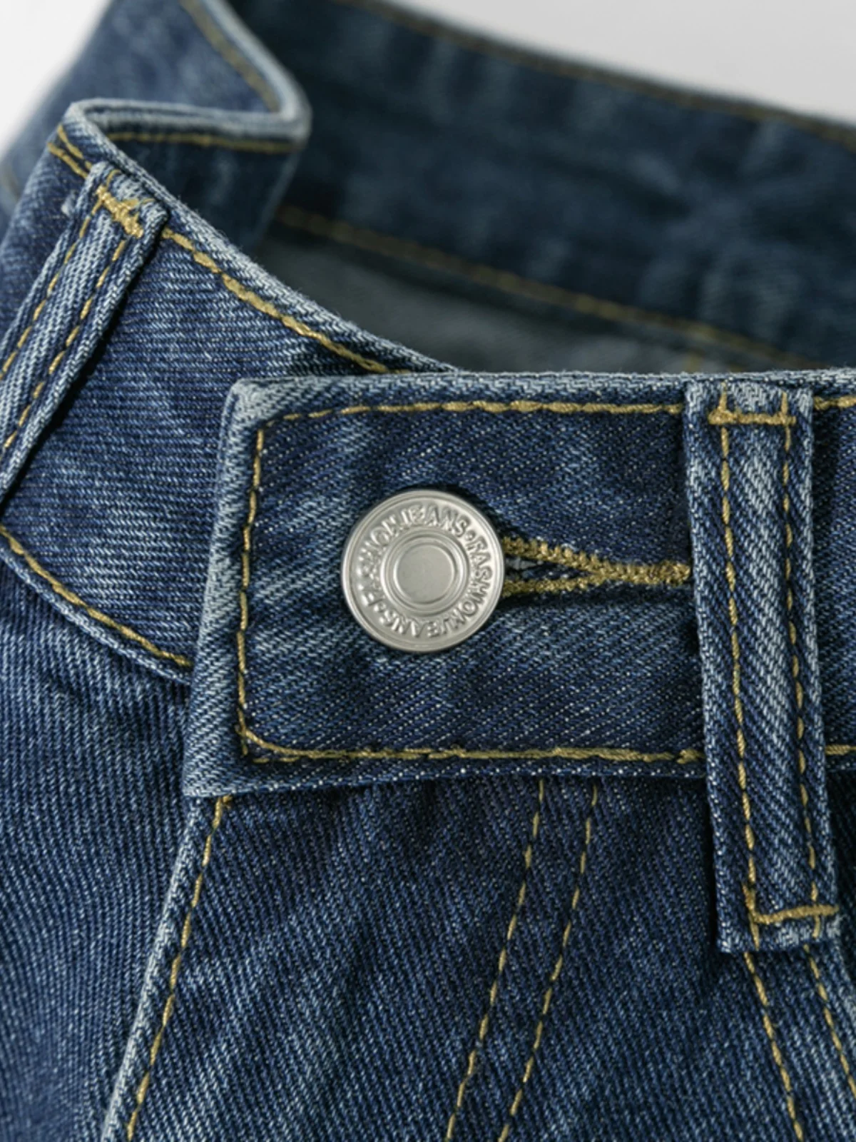 深い青色の重厚感ある洗い加工ヴィンテージデニムパンツの特徴と実用性