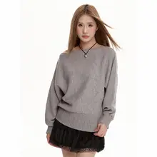 グレーの長袖ニットセーター【オフショルダー・フィット・秋冬用】