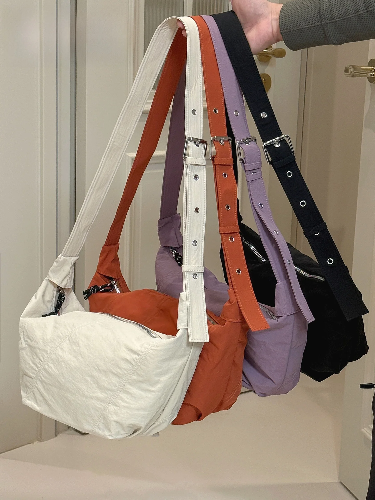 シンプルなキャンバス斜め掛けバッグ：トレンド感とデイリー使いの実用性を徹底解説