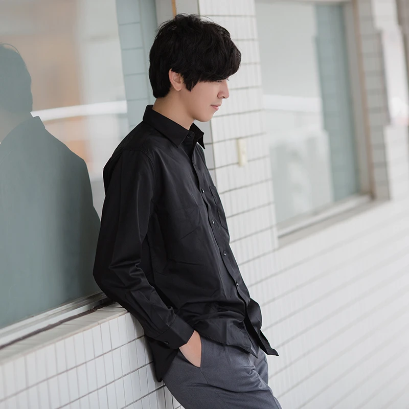 黒いシャツは学生風のビジネススタイルで日常を整える