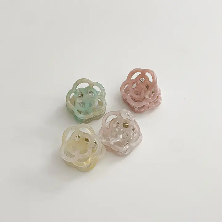 春の爽やかさ漂うサイドヘアクリップ【小型・高級感のあるデザイン】