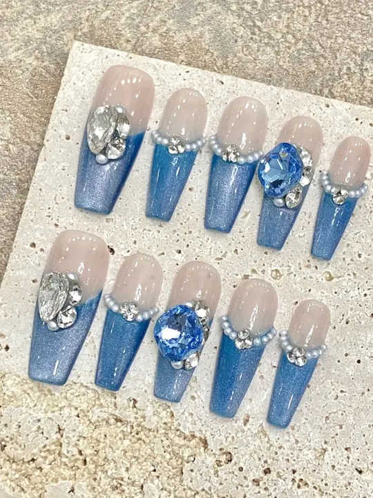 青の恋｜手作りのフレンチスタイルネイルチップ【ブルー・ビジュー付き・華やかなデザイン】