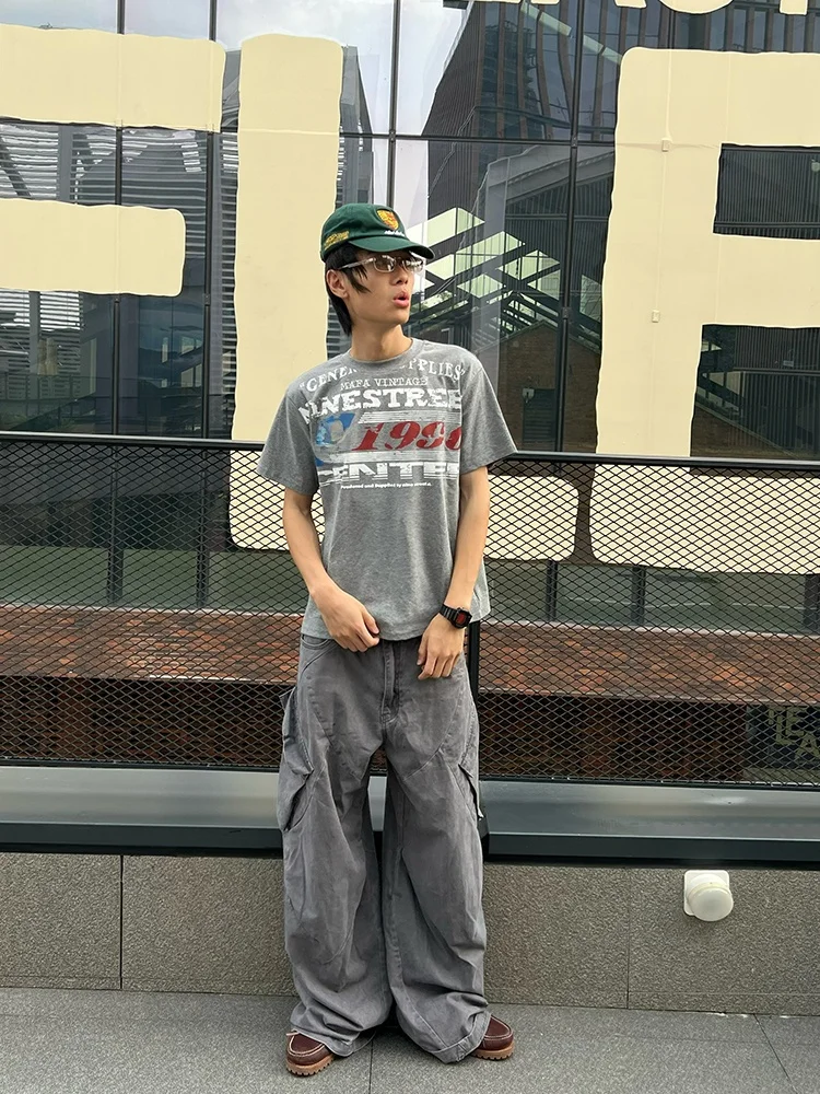二の腕をカバーするトップスと合わせたカーゴパンツで、どんなスタイルに見えるの？