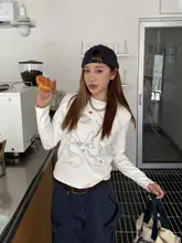 リボンプリントのタイトフィット長袖Tシャツ【女性用・ストレッチ・インナー】