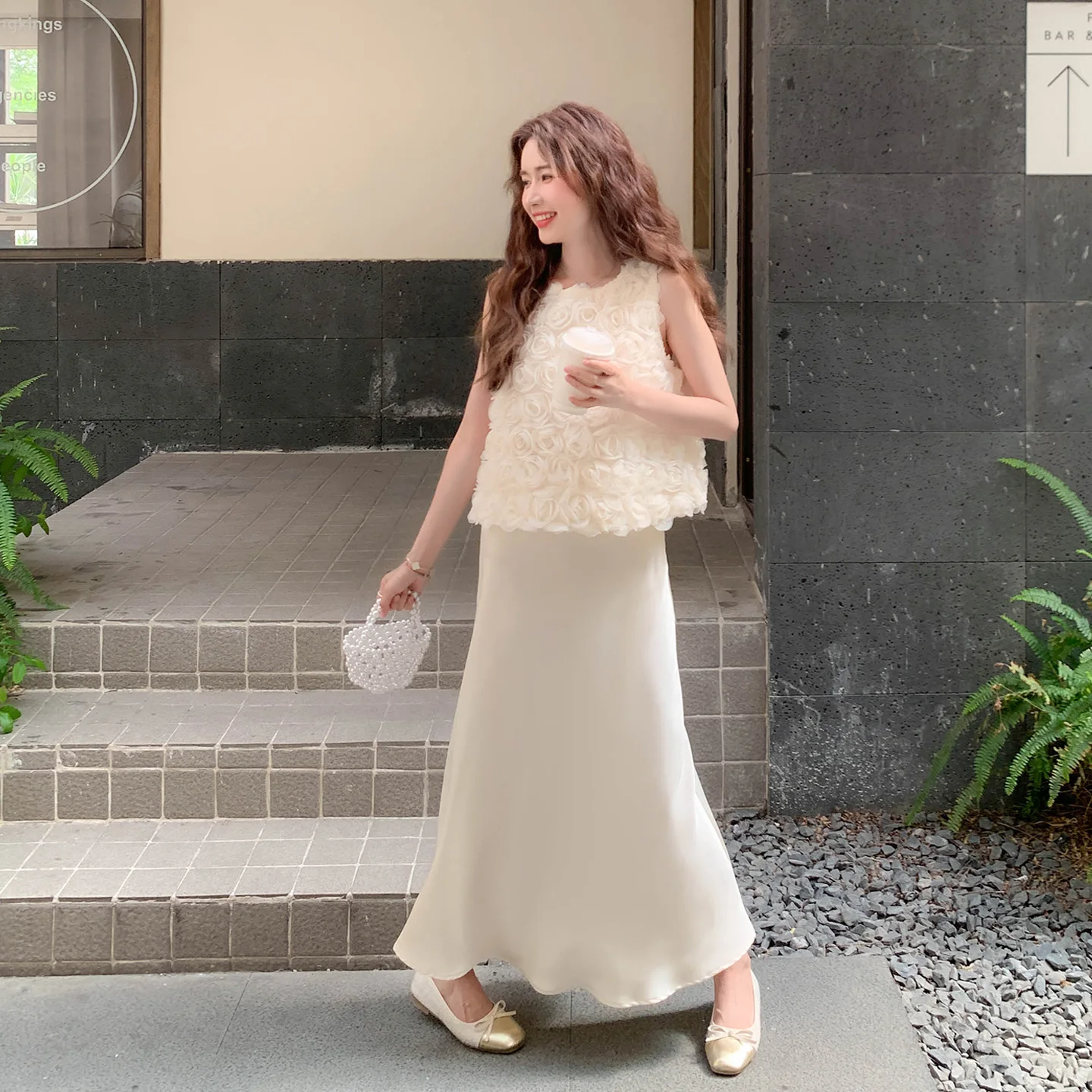 20代後半の夏に着るべき「立体花柄ノースリーブトップスとハイウエストスカート」は？