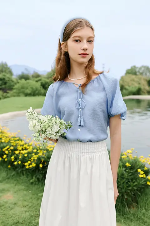 軽やかで透け感のあるシフォンブラウス【バルーン袖・フランス風デザイン・短袖】