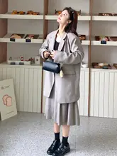グレーのカジュアルスーツジャケットとスカートのセットアップ【温かみのあるデザイン・秋用・女性用】（セットアップ対応）