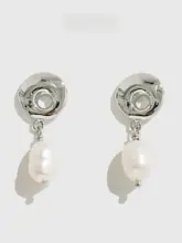 不規則なリングデザインの精巧なイヤリング【シンプルでありながら上品】