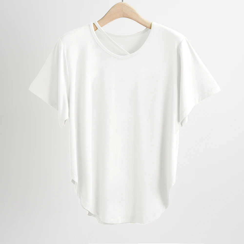 ストリートファッションの本質とは？ピンクTシャツで学ぶ自然なスタイル