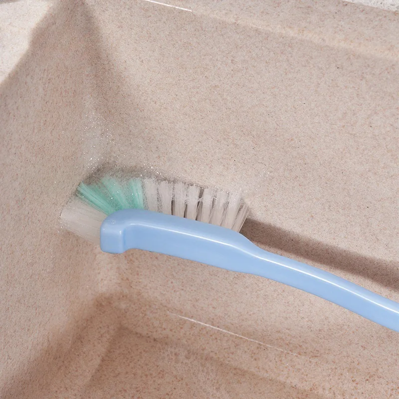 キッチン用排水口クリーナー：長柄ブラシと角度付き設計で水切り槽を効率的に清掃