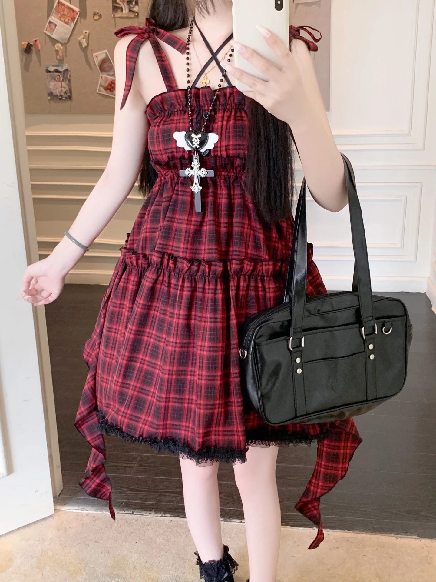 ヴィンテージガーリーのドレスを選ぶなら、この赤黒チェックが救う理由は？