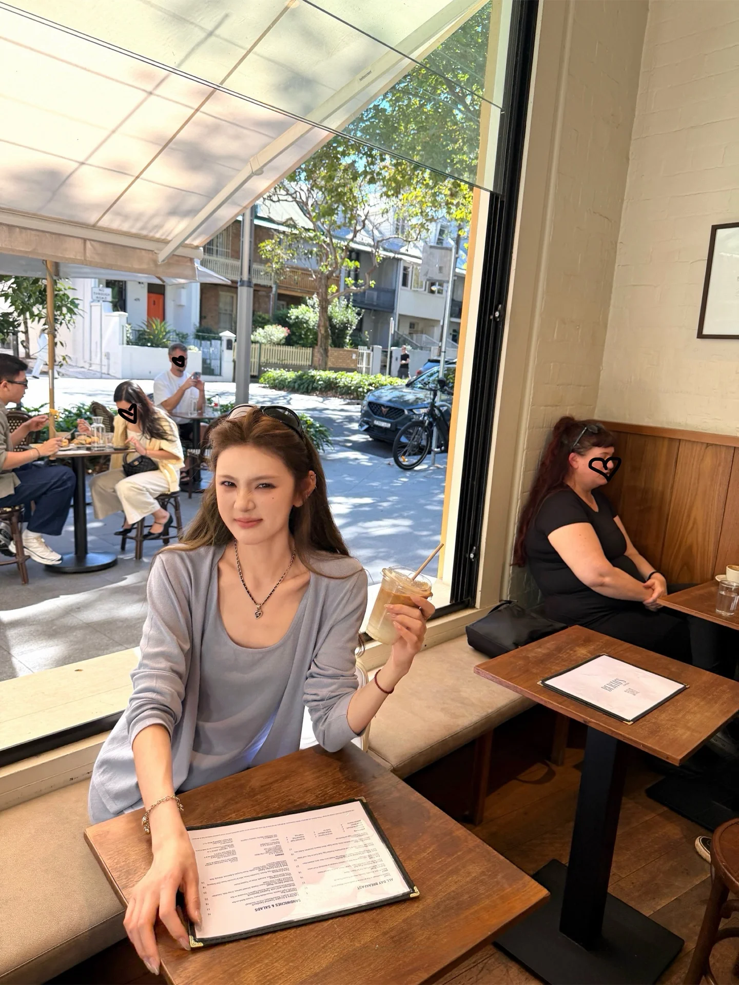 春の日差しに負けない、カジュアルでも洗練されたコーデは？