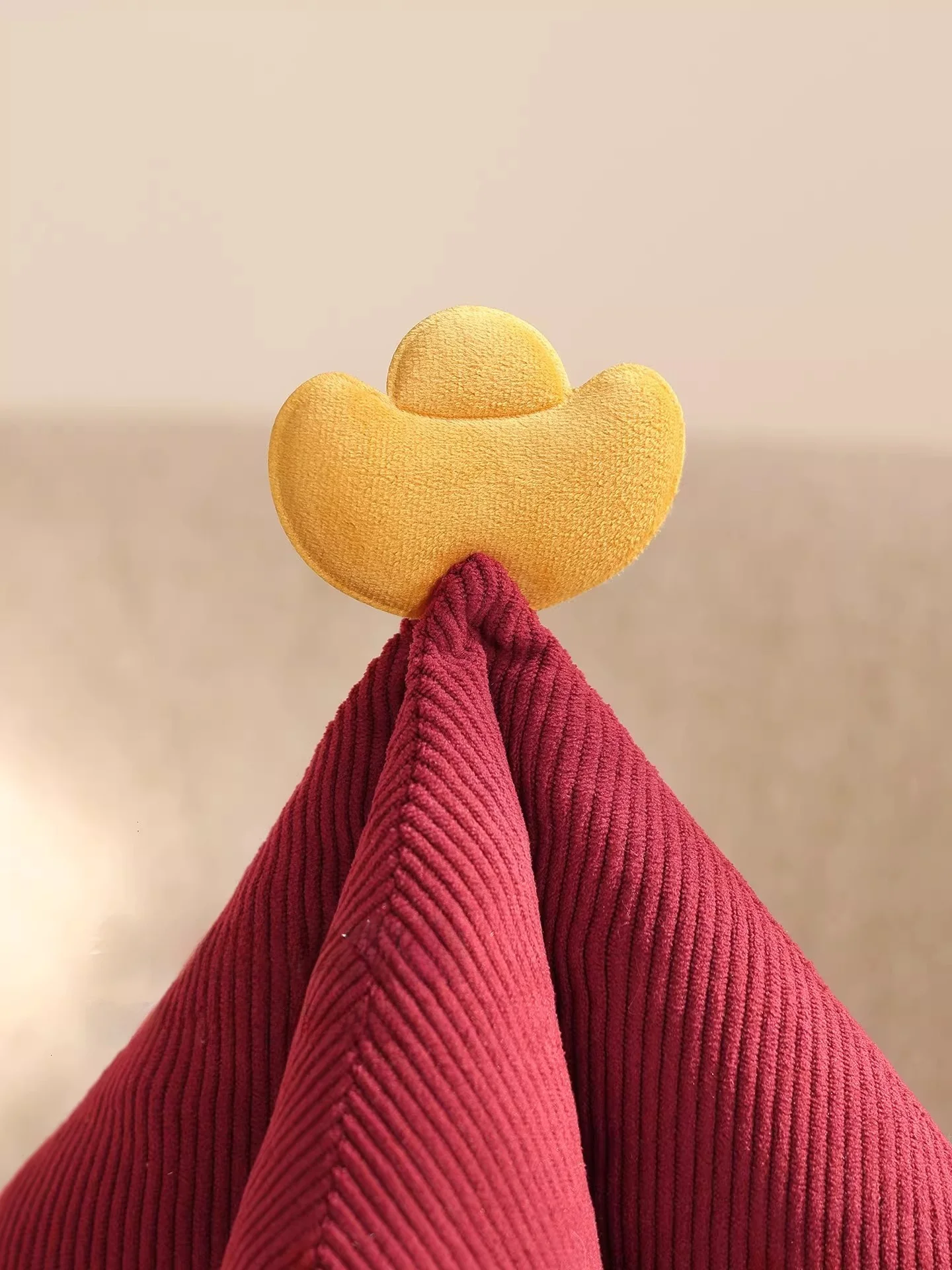 おしゃれなクッションを選ぶときに迷う？異形デザインの赤いクッションが解決する理由とは
