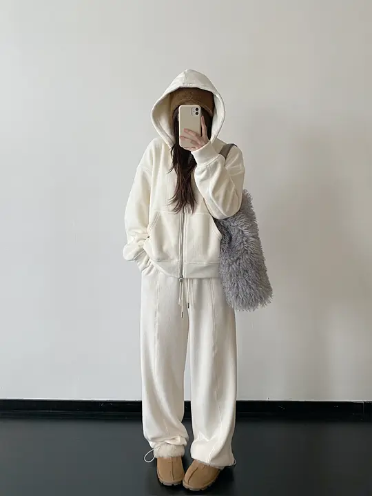 フード付きパーカとワイドレッグパンツのスタイル（セットアップ対応）