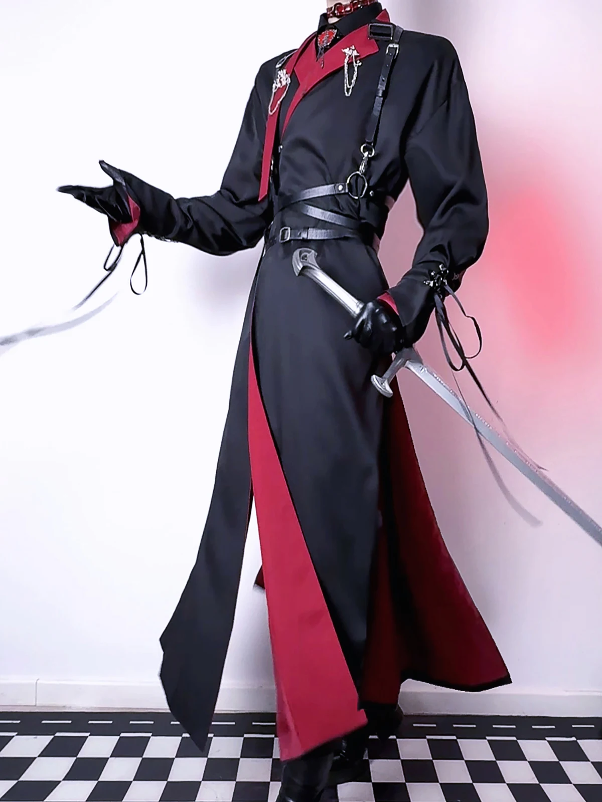 黒い服が赤くなるのは、なぜ？その仕組みと、今こそ選ぶべきコスプレコートとは