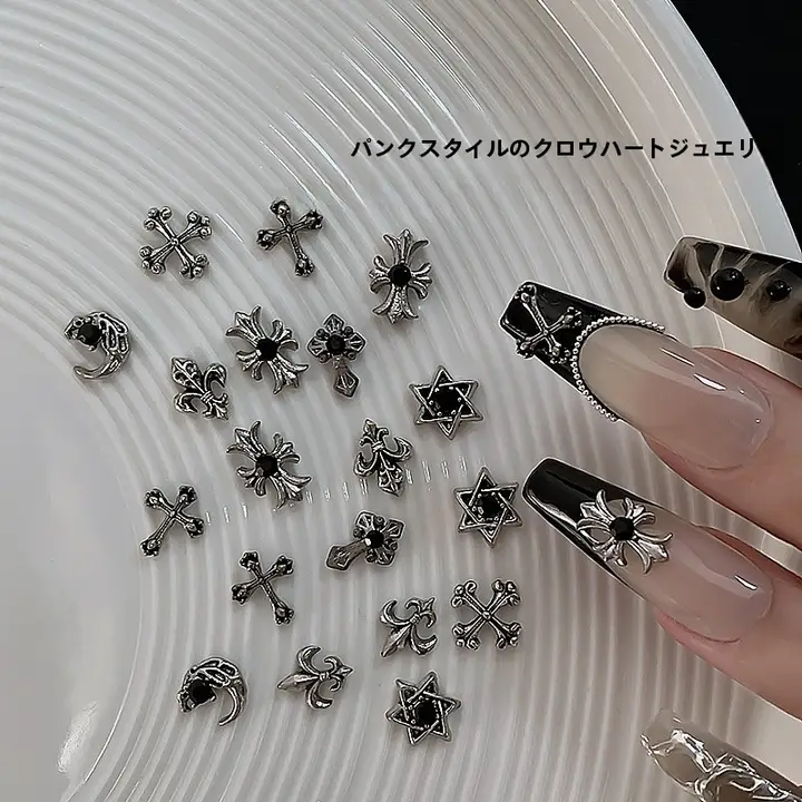 ヴィンテージ重金属パンクスタイルのネイルデコレーション【クロスデザイン・ダークテイスト】